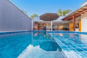 Casa Luxuosa Recém Construída com Piscina e Hidro